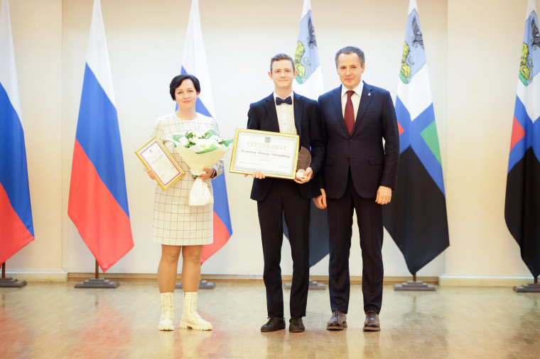 5 юных спортсменов Белгородского района получили именные стипендии губернатора области.