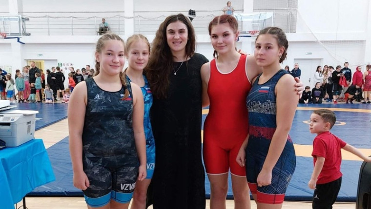 Спортсменки из Белгородского района поучаствовали в новогоднем турнире по борьбе.