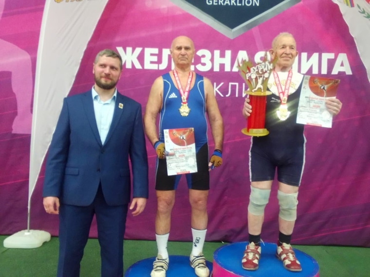 Супруги Долженковы в очередной раз принесли победу Белгородскому району на соревнованиях по тяжёлой атлетике.