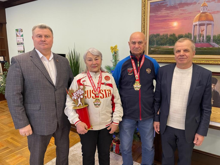 Супруги Долженковы в очередной раз принесли победу Белгородскому району на соревнованиях по тяжёлой атлетике.
