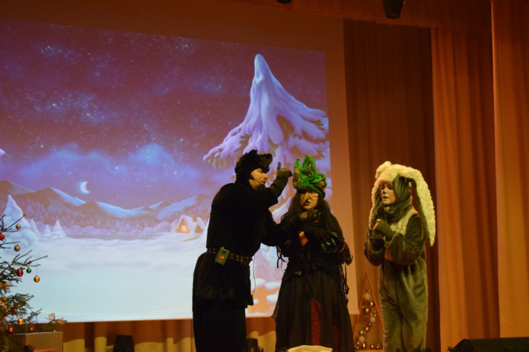 В Культурно-спортивном центре села Ближняя Игуменка прошло театрализованное представление «Сказка волшебного леса».
