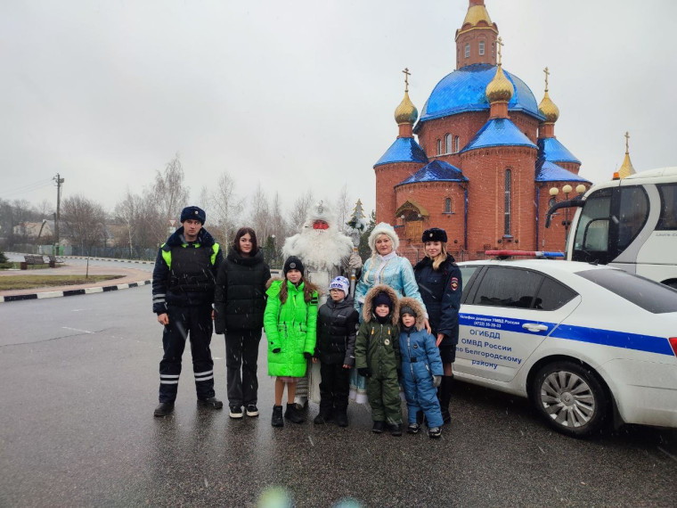 Вместе с автоинспекторами на дежурство заступил Полицейский Дед Мороз.