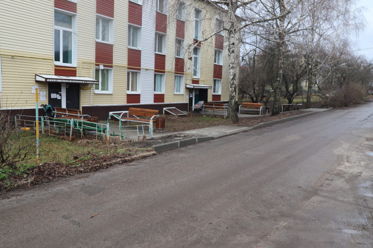 В селе Ясные Зори в 2022 году благоустроили дворовые территории в домах по улице Кирова.