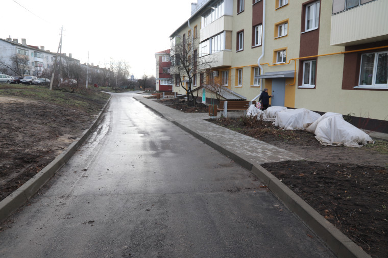 В селе Ясные Зори в 2022 году благоустроили дворовые территории в домах по улице Кирова.