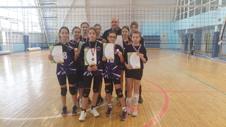 Спортсменки ДЮСШ Белгородского района заняли третье место в открытом первенстве Яковлевского городского округа по волейболу.