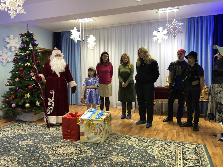 В рамках всероссийской акции &quot;Полицейский Дед Мороз&quot; стражи порядка продолжают поздравлять детей с наступающими новогодними праздниками.