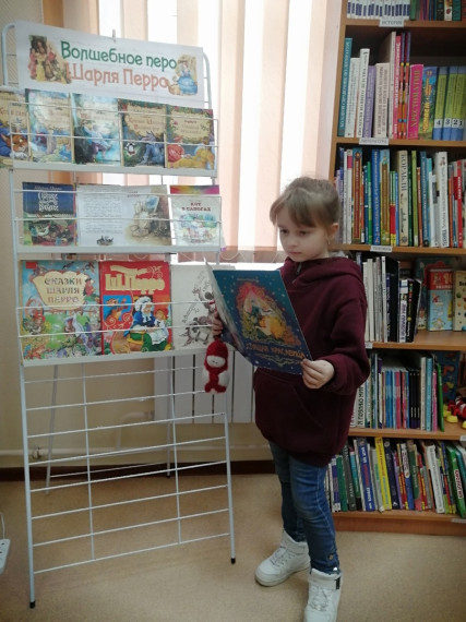 Юные читатели Пушкарской поселенческой библиотеки совершили большое путешествие по произведениям Шарля Перро.