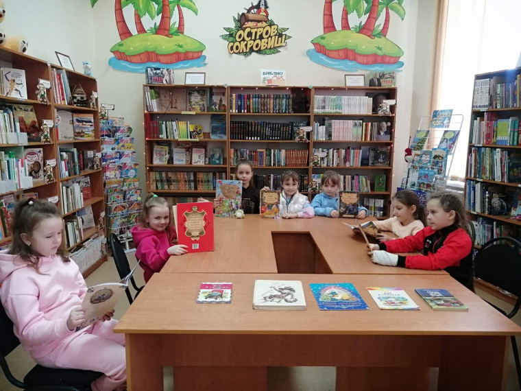 Юные читатели Пушкарской поселенческой библиотеки совершили большое путешествие по произведениям Шарля Перро.