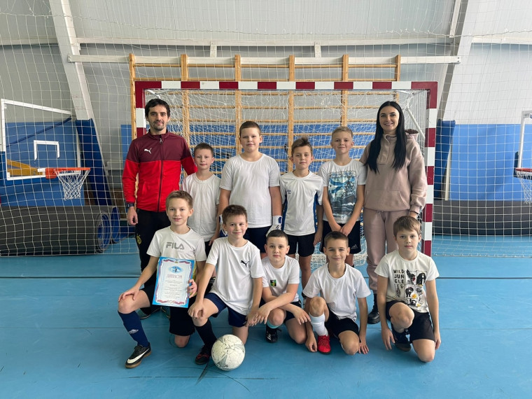 Команда Ближнеигуменской школы заняла призовое место в областных соревнованиях по мини-футболу.