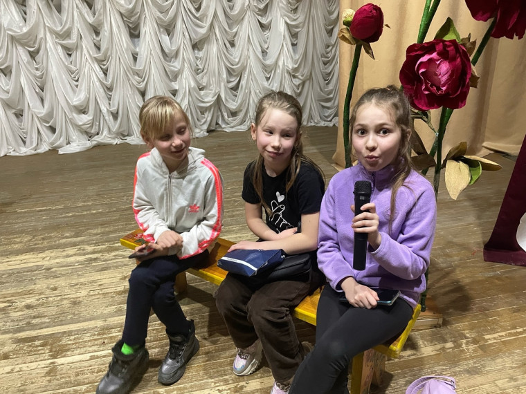 Мальчишки и девчонки из Комсомольского поселения приняли активное участие в мастер-классе по вокальному исполнительству «Льётся музыка».