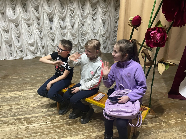 Мальчишки и девчонки из Комсомольского поселения приняли активное участие в мастер-классе по вокальному исполнительству «Льётся музыка».