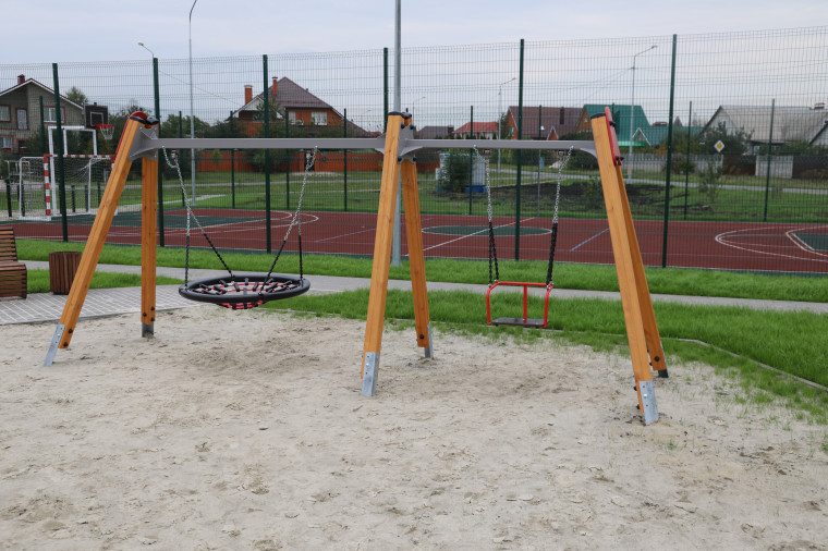 В рамках федерального проекта «Формирование комфортной городской среды» в 2022 году в микрорайоне Новосадовый 16/1 благоустроили детскую и спортивную площадки.
