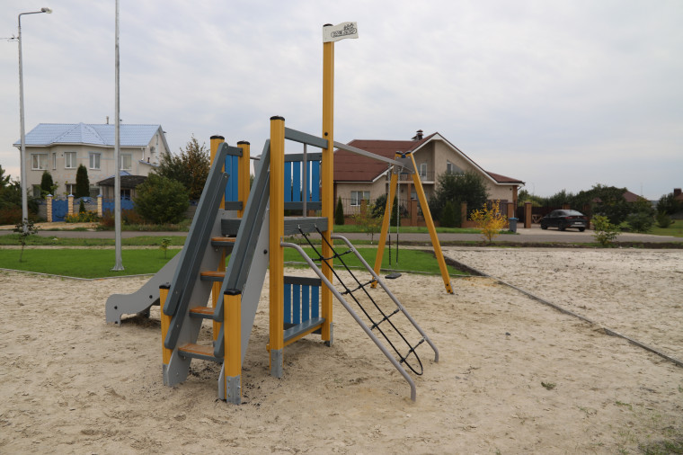 В рамках федерального проекта «Формирование комфортной городской среды» в 2022 году в микрорайоне Новосадовый 16/1 благоустроили детскую и спортивную площадки.