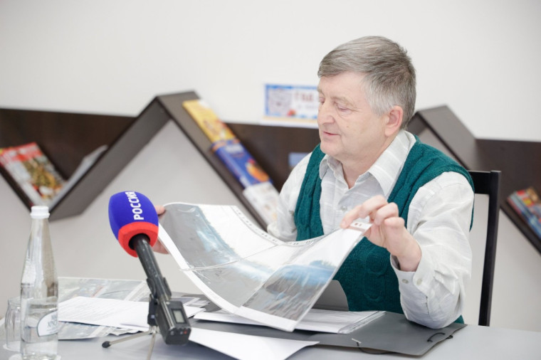Вячеслав Гладков провёл первый в 2023 году личный приём граждан в новой Разуменской библиотеке.