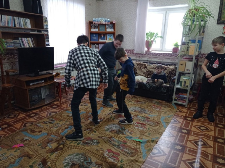 В библиотеке посёлка Бессоновка прошла литературная игра «У Лукоморья…».