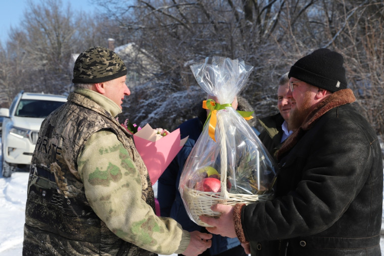 Владимир Перцев в преддверии праздника 23 февраля навестил защитников Отечества и их семьи.