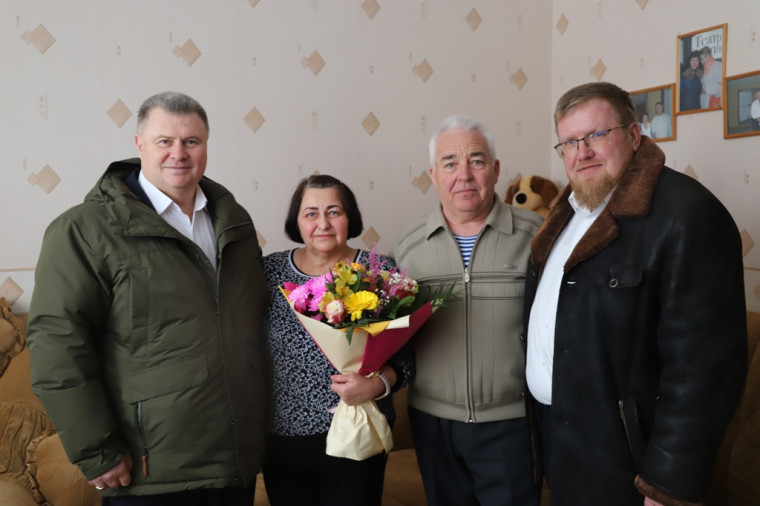 Владимир Перцев в преддверии праздника 23 февраля навестил защитников Отечества и их семьи.