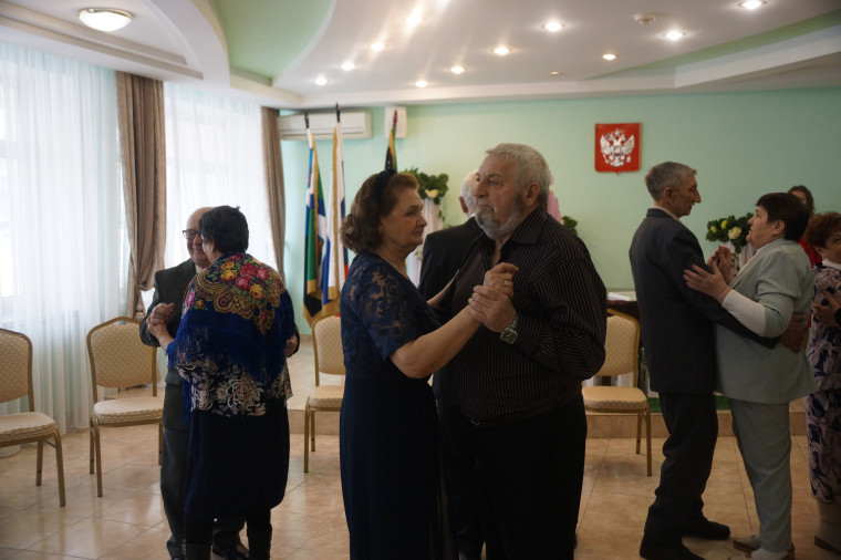 В Белгородском районе на Масленичной неделе поздравили юбиляров супружеской жизни.