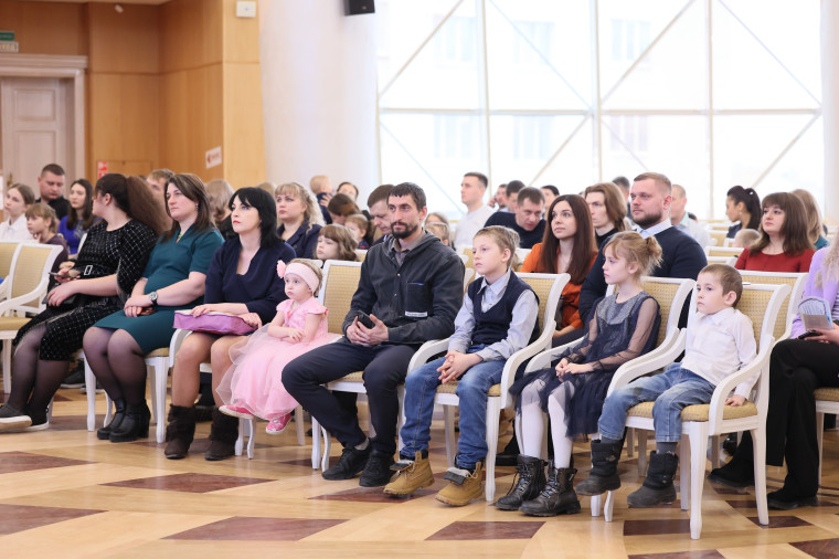 Шесть молодых семей из Белгородского района получили свидетельства на получение социальной выплаты.