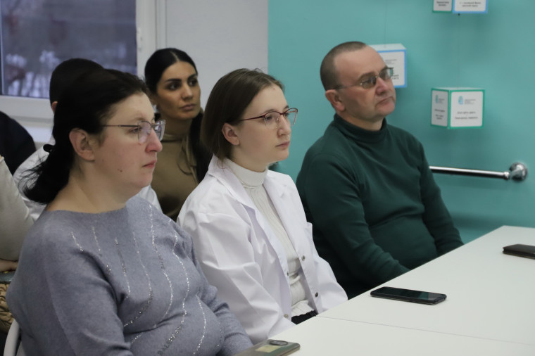 Глава администрации Белгородского района Владимир Перцев встретился с родителями и учащимися выпускных медицинских классов.