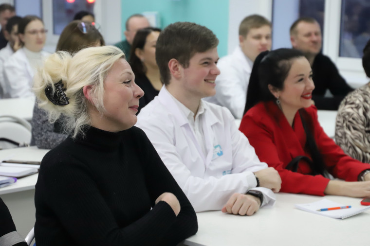 Глава администрации Белгородского района Владимир Перцев встретился с родителями и учащимися выпускных медицинских классов.
