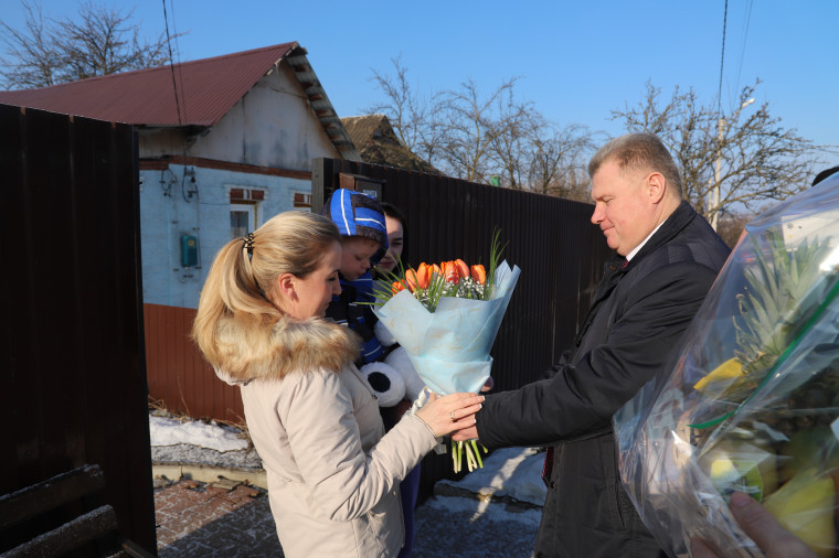 В преддверии 8 марта женщин Белгородского района поздравили с наступающим праздником.