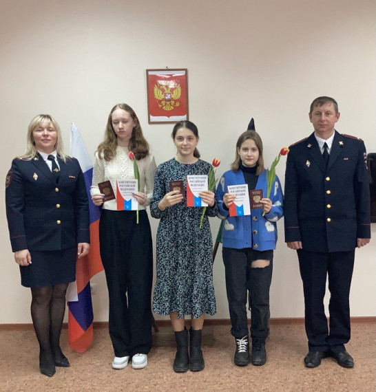 В преддверии 8 марта полицейские в торжественной обстановке вручили юным жительницам Белгородского района первые паспорта.