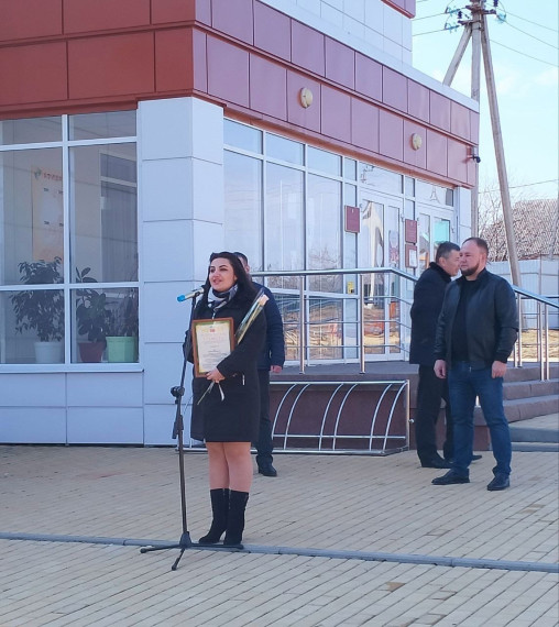 В селе Весёлая Лопань открыли обновлённую Доску почёта.