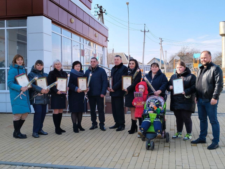 В селе Весёлая Лопань открыли обновлённую Доску почёта.