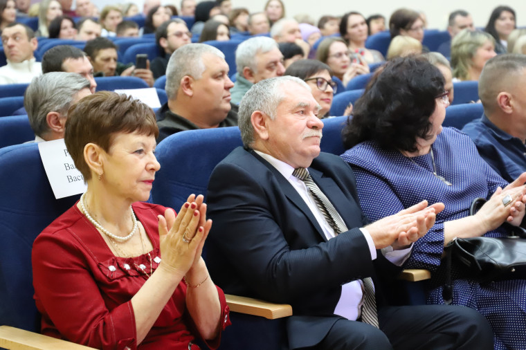 В Белгородском районе с профессиональным праздником поздравили сотрудников бытового обслуживания населения и ЖКХ.