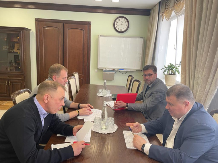 Глава администрации Белгородского района встретился с руководителем муниципального Ресурсного центра.