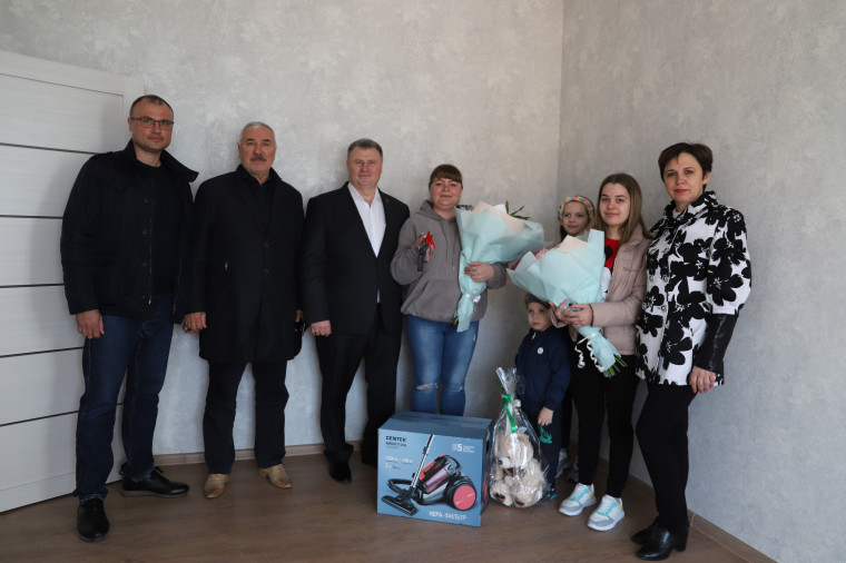 Владимир Перцев вручил ключи от нового жилья многодетной семье из Журавлёвки.