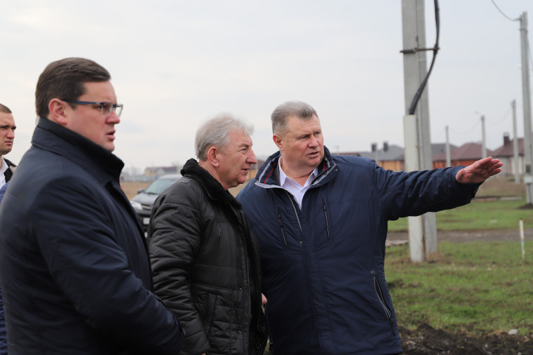 Владимир Перцев проверил ход работ на строительных объектах в Хохловском поселении.