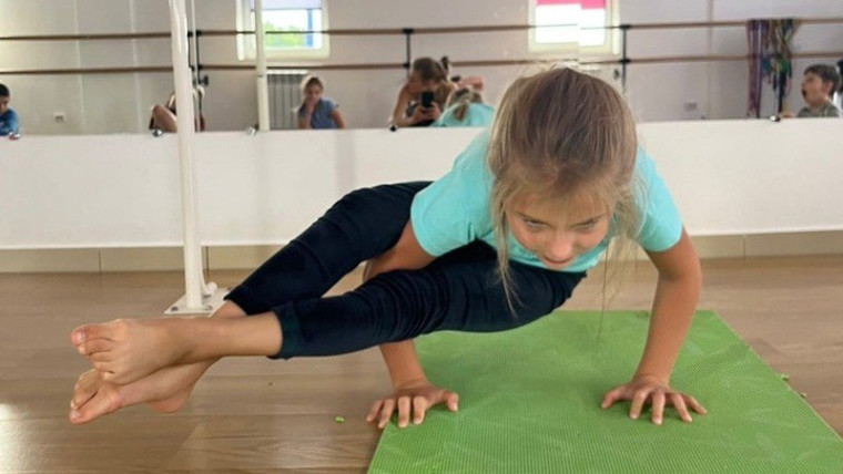 Социальный контракт помог жительнице села Таврово открыть студию йоги для школьников.