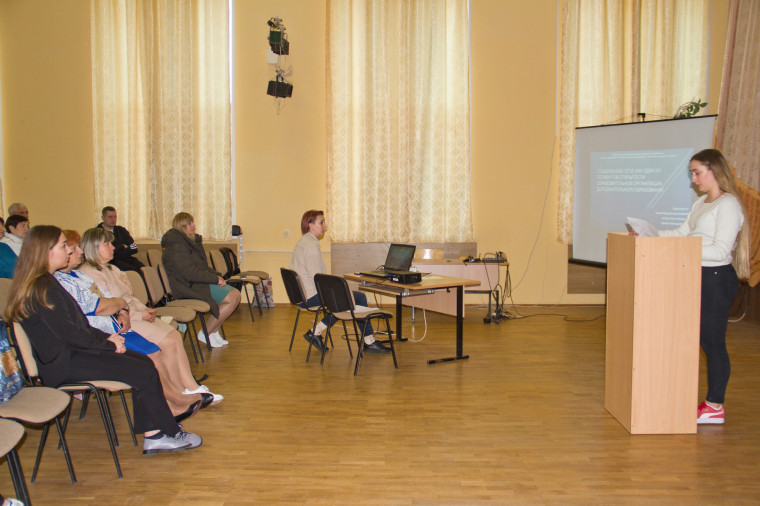 На базе Разуменской СОШ №3 состоялся районный семинар «Социальные медиа в системе дополнительного образования».
