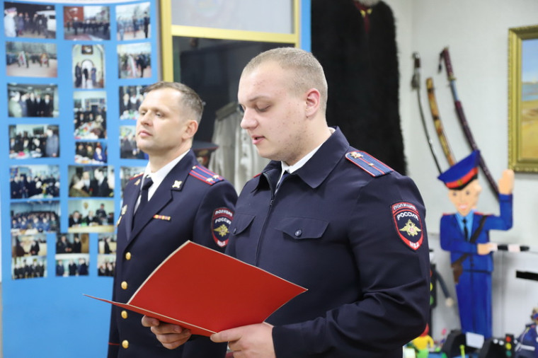 Сотрудникам районного ОМВД принесли присягу и   получили первые специальные звания в музее УМВД России по Белгородской области.