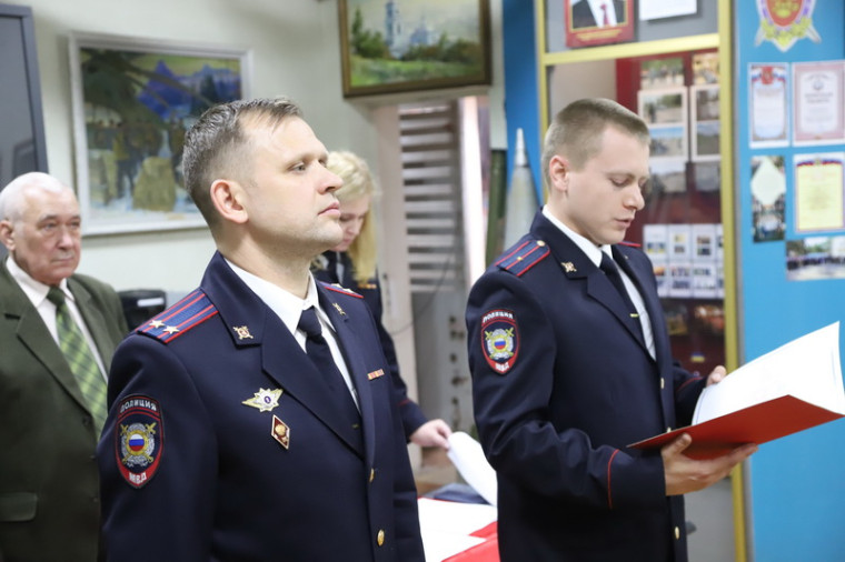 Сотрудникам районного ОМВД принесли присягу и   получили первые специальные звания в музее УМВД России по Белгородской области.