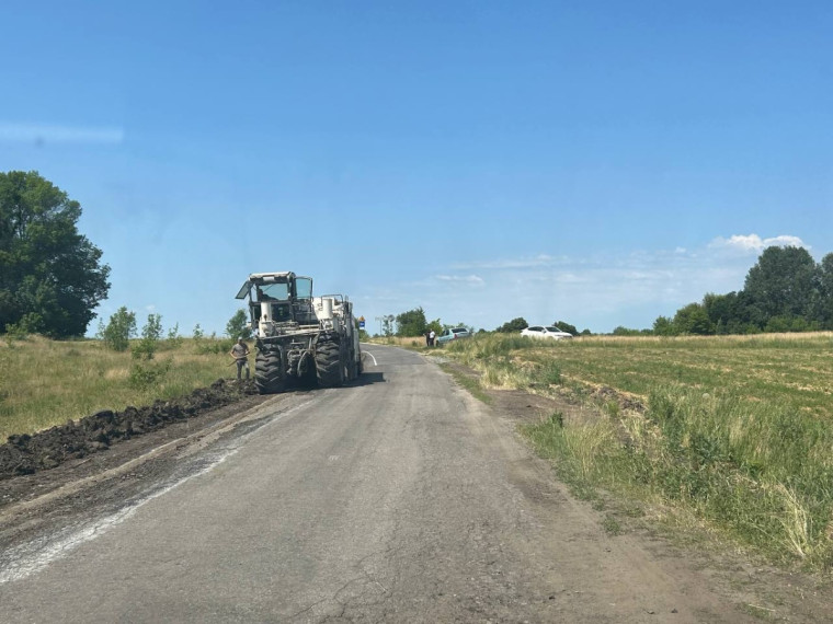 В Белгородском районе ремонтируют участок автодороги «Бессоновка-Солохи-Стригуны».