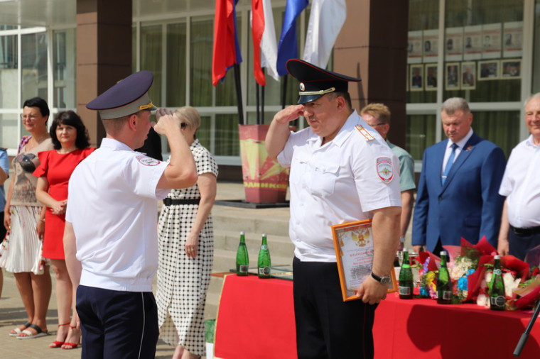 В Белгородском районе с профессиональным праздником поздравили сотрудников Госавтоинспекции.