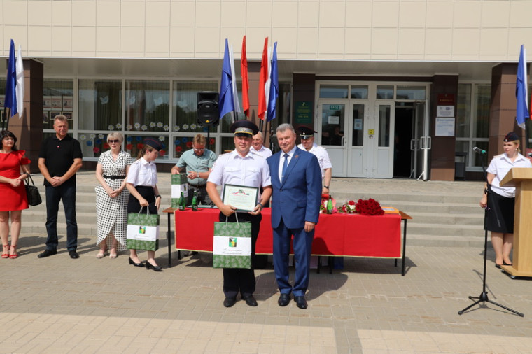 В Белгородском районе с профессиональным праздником поздравили сотрудников Госавтоинспекции.