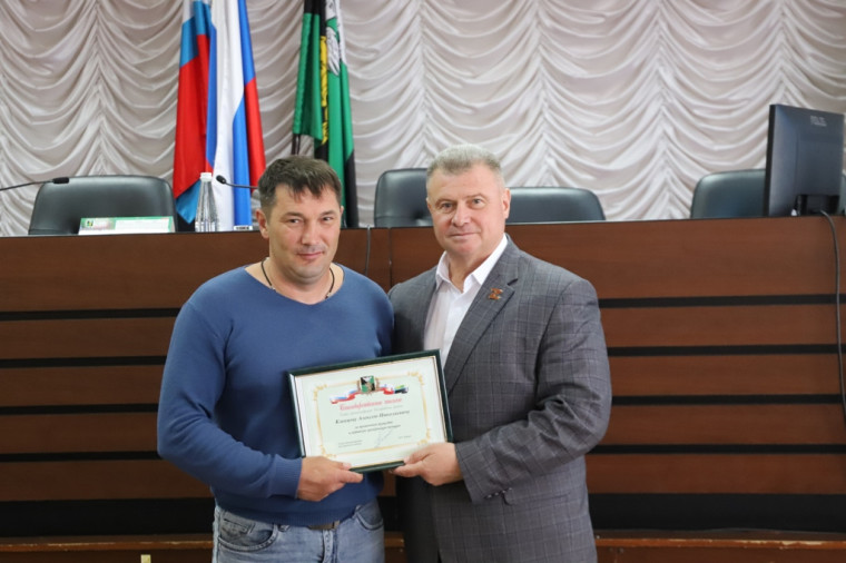 Владимир Перцев вручил благодарственные письма за проявленное мужество при задержании преступника.