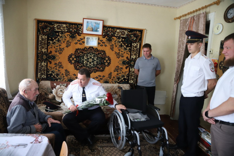 В Белгородском районе полицейские и председатель Общественного совета навестили ветерана Великой Отечественной войны.