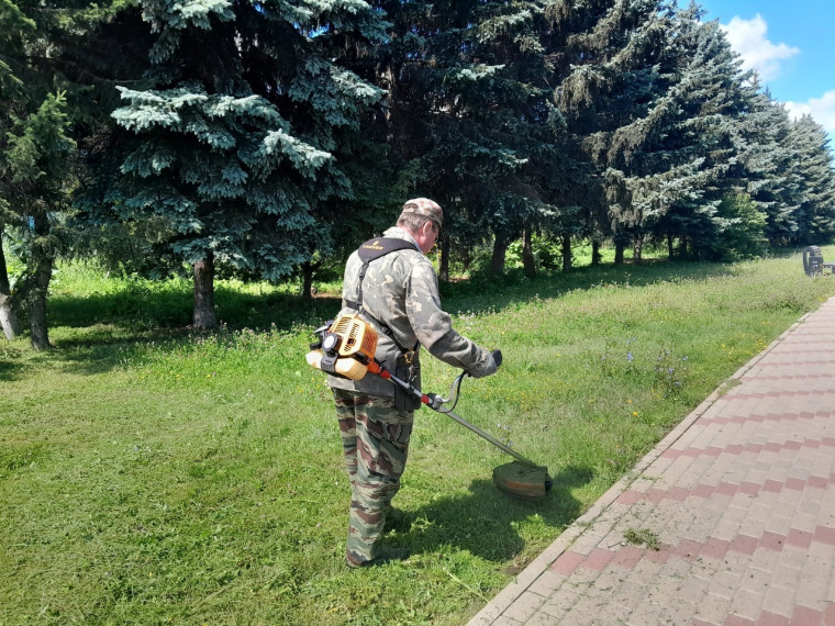 На территории Белгородского района продолжают активно наводить санитарный порядок.