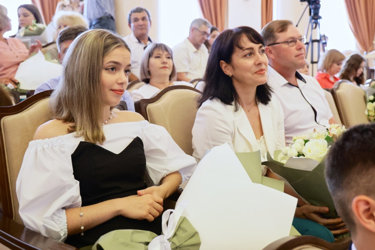 Выпускники Белгородского района, набравшие 100 баллов на ЕГЭ, получили премию губернатора.