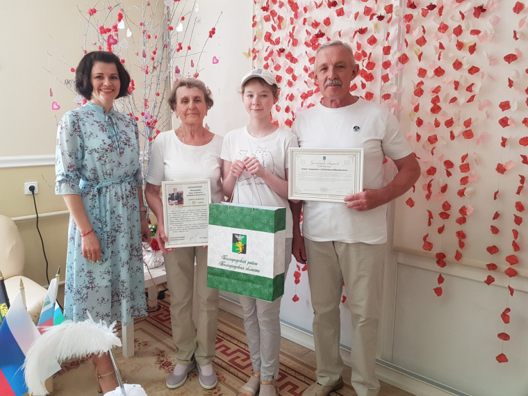 За первое полугодие 2023 года 82 пары Белгородского района отметили юбилеи супружеской жизни.
