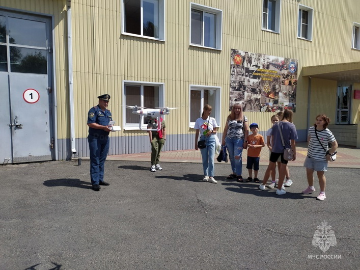Для юных жителей Разумного провели экскурсию по пожарно-спасательной части.