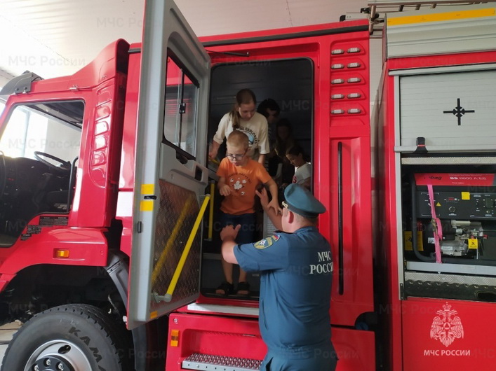 Для юных жителей Разумного провели экскурсию по пожарно-спасательной части.
