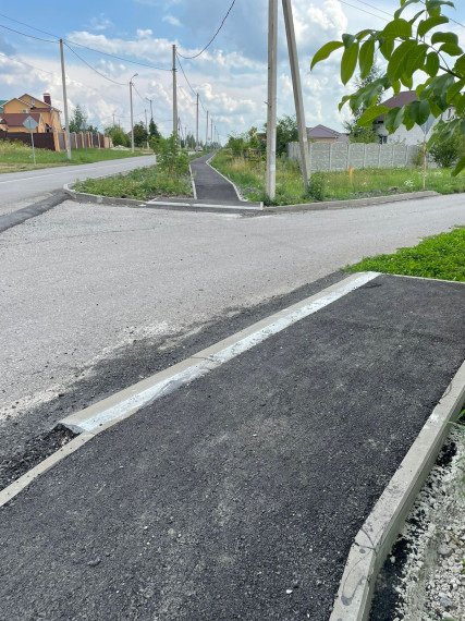 В микрорайоне Таврово-10 продолжается строительство пешеходной дорожки по улице Заречная.