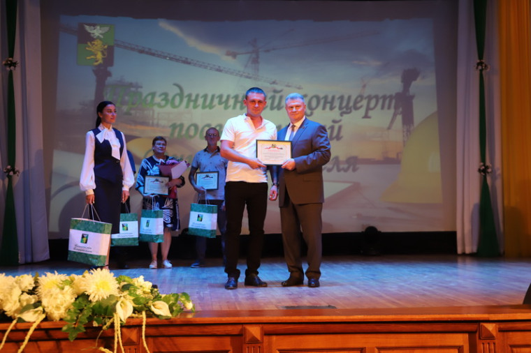 Строителей Белгородского района поздравили с предстоящим профессиональным праздником.