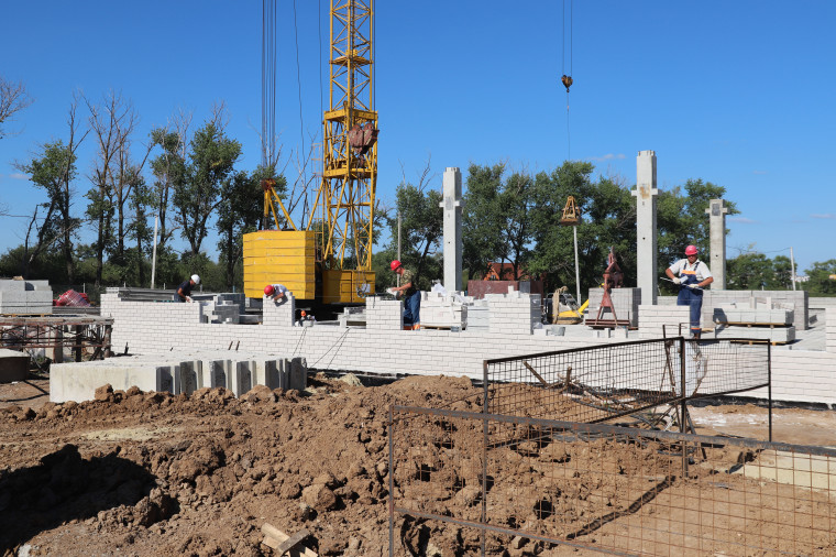 Продолжается строительство новой школы в Дубовом.